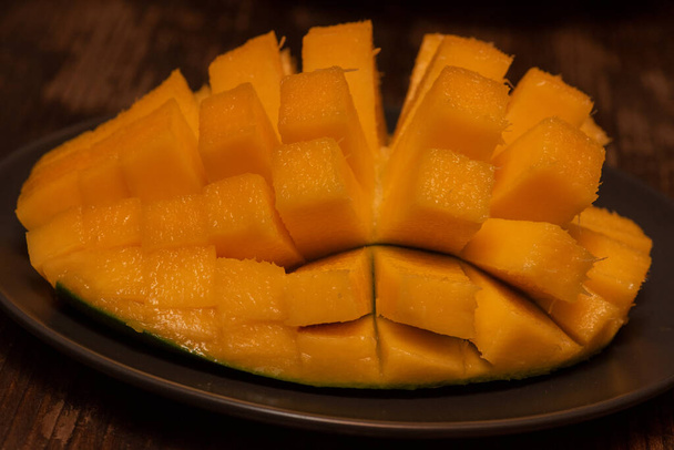 Φρέσκο βιολογικό προϊόν μάνγκο, φρούτα. Το μάνγκο έφυγε. Υγιή τρόφιμα - Φωτογραφία, εικόνα