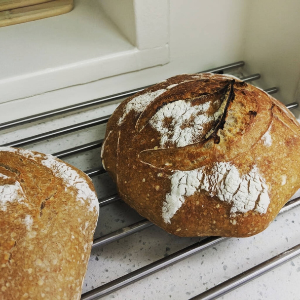 Pane di pane fatto in casa rotondo, croccante e appena sfornato - Foto, immagini