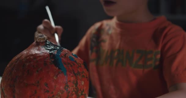 Один мальчик украшает и рисует тыкву на Хэллоуин - Кадры, видео