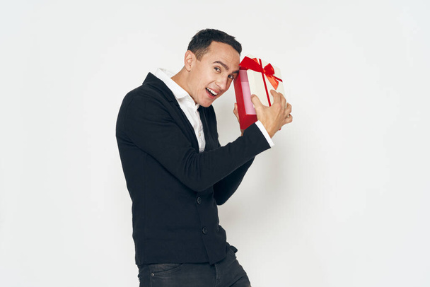 Счастливый человек с подарками в руках на изолированном фоне  - Фото, изображение