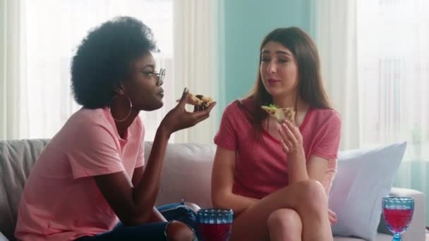 Fekete-fehér nő pizzát eszik és beszél. - Felvétel, videó