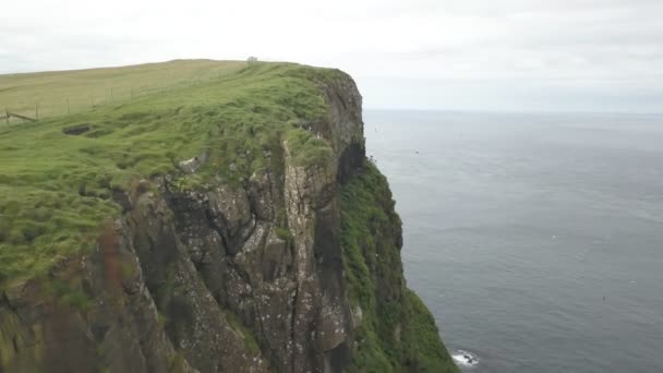 Feröer-szigetek zöld sziklái felhős időben. Drón légi rálátás. - Felvétel, videó