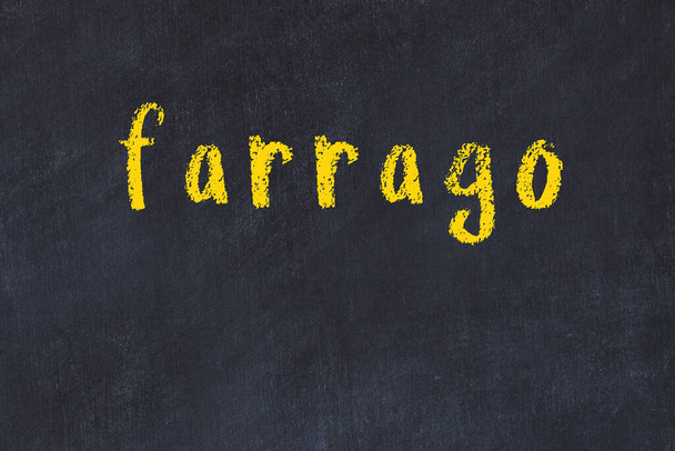 カレッジチョークの机の上に書かれた単語farrago - 写真・画像
