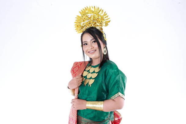 Hermosa chica asiática sonriente con un conjunto de ropa tradicional moderna, los trajes femeninos tradicionales se originaron en Indonesia. Mujeres indonesias - Foto, imagen