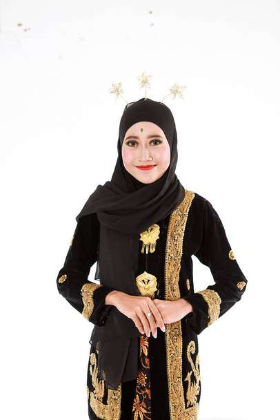 Piękne uśmiechnięte Azjatki noszące zestaw nowoczesnych tradycyjnych ubrań, tradycyjne stroje damskie pochodzi z Indonezji. Kobiety z Indonezji - Zdjęcie, obraz