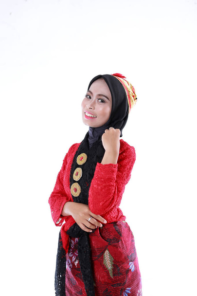 Kaunis hymyilevä aasialainen tyttö yllään joukko moderneja perinteisiä vaatteita, perinteinen naisten asuja peräisin Indonesiasta. Indonesian Naiset isolatedd valkoinen tausta - Valokuva, kuva