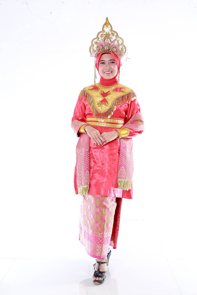 Bella ragazza asiatica sorridente che indossa una serie di abiti tradizionali moderni, i tradizionali abiti femminili provengono dall'Indonesia. Indonesiano donne isolatedd sfondo bianco - Foto, immagini