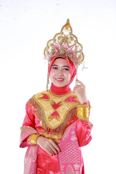 Gyönyörű mosolygós ázsiai lány visel egy sor modern hagyományos ruhát, a hagyományos női ruhák származott Indonéziából. Indonéz nők izolált fehér háttér - Fotó, kép