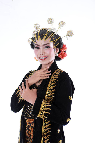 Linda menina asiática sorridente vestindo um conjunto de roupas tradicionais modernas, as roupas femininas tradicionais originaram-se da Indonésia. Mulheres indonésias isoladasd fundo branco - Foto, Imagem
