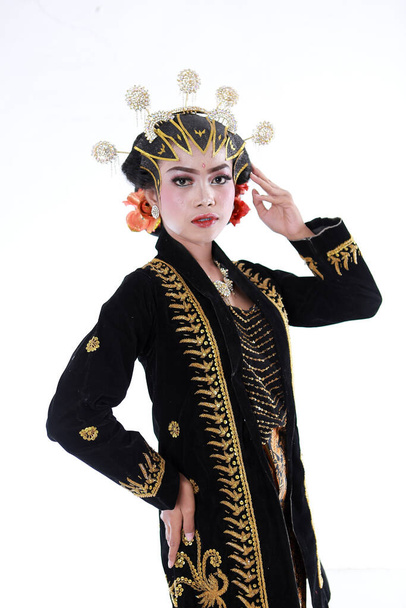 Schöne lächelnde asiatische Mädchen in einer Reihe moderner traditioneller Kleidung, die traditionellen weiblichen Outfits stammen aus Indonesien. Indonesische Frauen isoliert weißen Hintergrund - Foto, Bild