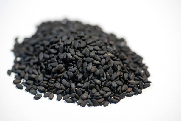 czarne nasiona sezamu na białym tle - Zdjęcie, obraz