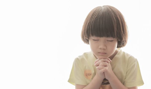 Kind betet, die Hände zum Gebet gefaltet - Foto, Bild