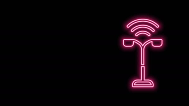Gloeiende neon lijn Smart straatlantaarnsysteem pictogram geïsoleerd op zwarte achtergrond. Internet of things concept met draadloze verbinding. 4K Video motion grafische animatie - Video