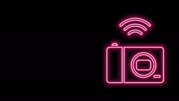 Gloeiende neon lijn Smart fotocamera systeem pictogram geïsoleerd op zwarte achtergrond. Internet of things concept met draadloze verbinding. 4K Video motion grafische animatie - Video