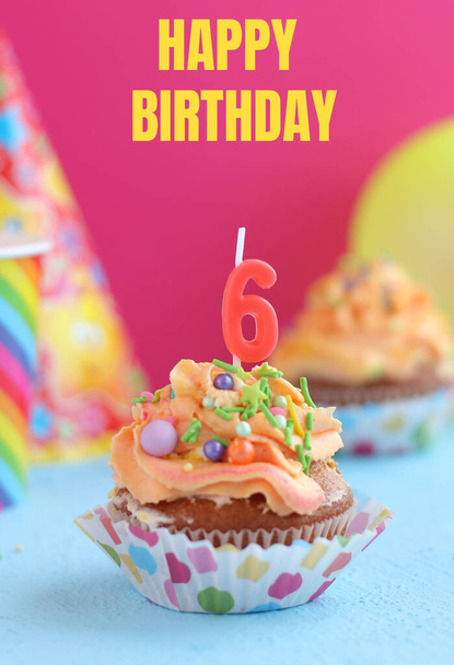 tarjeta de cumpleaños. magdalena con crema y vela número 6 en el tabl festivo - Foto, Imagen