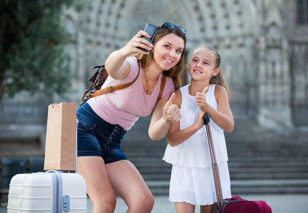 mother with l daughter travelers and taking selfie - Foto, Imagen