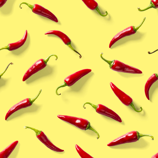 Red hot chilli bezešvé papričky vzor. Bezešvé vzor z červeného chilli nebo chilli na žlutém pozadí. Minimální stravovací návod. Pozadí potravin. - Fotografie, Obrázek