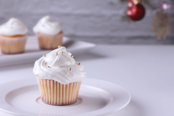A popular dessert for tea and coffee - cupcakes with meringue cream - Foto, Imagem