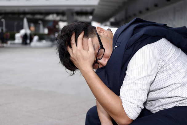 失業した若いアジア人のビジネスマンは深刻なうつ病に苦しんでいる。失敗とレイアウトの概念. - 写真・画像