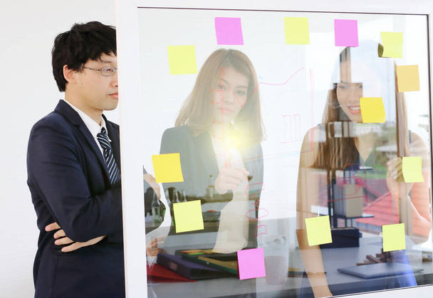 Grupo de jóvenes empresarios asiáticos explicando estrategias en la sala de conferencias. - Foto, imagen