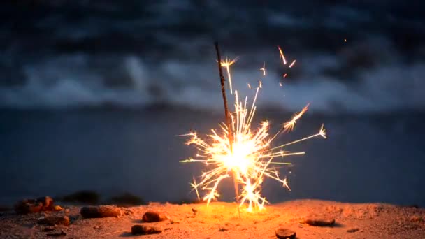 Fuego de Bengala ardiendo en la playa del mar - Imágenes, Vídeo