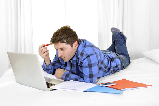  Business man of student werken en studeren met computer - Foto, afbeelding