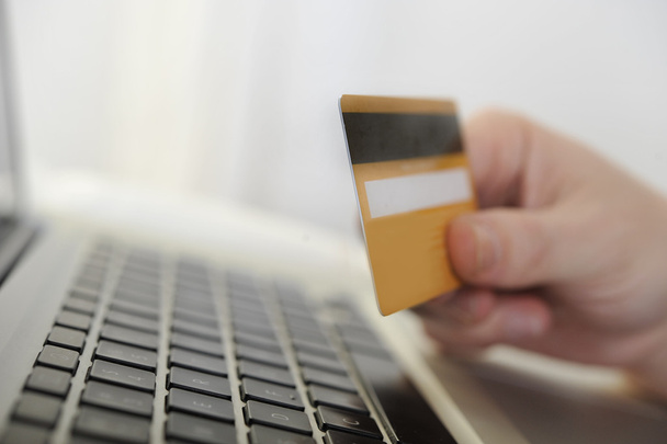 Homme tenant la carte de crédit dans la main achats en ligne et bancaires
 - Photo, image