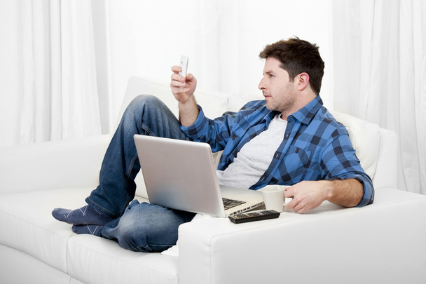 homme détendu avec ordinateur en écrivant du texte sur mobile
 - Photo, image