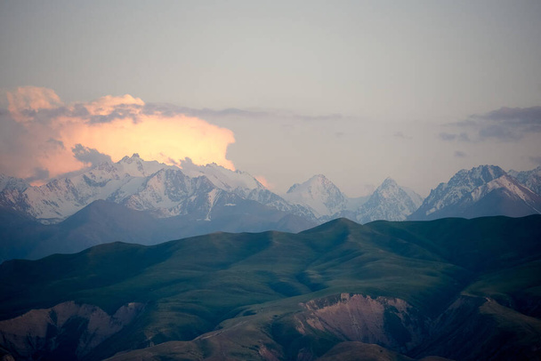 Zomer landschap van bergen bij zonsondergang zonlicht - Foto, afbeelding