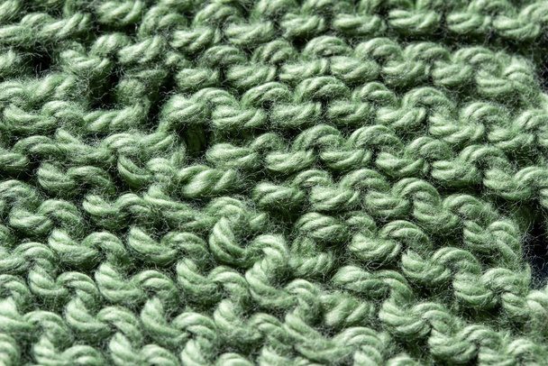 Yeşil bir elin tam çerçeve makro soyut doku arka planı örgü örülmüş iplik altlığı, kopyalama alanı ile - Fotoğraf, Görsel