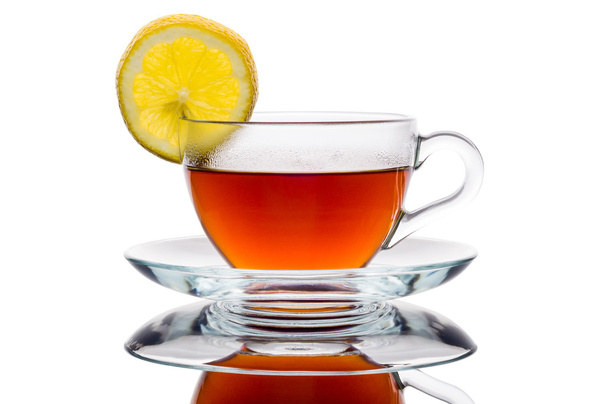 kopje thee en citroen geïsoleerd op witte achtergrond - Foto, afbeelding