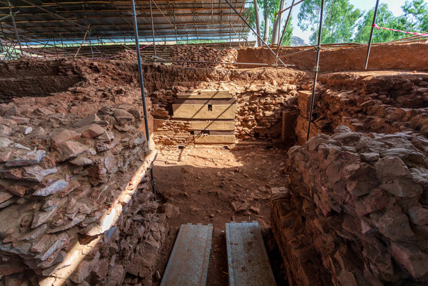 Yeha temploma. A Grat Beal Gebri tönkrement Yeha-ban, egy temetővel, amely több kőből faragott aknafalú sírt tartalmazott Kr.e. 1. évezred elejéről. Ethio-Sabaean Királyság Diamat. Etiópia Afrika - Fotó, kép
