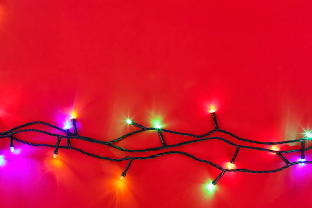 Renkli arka planda parlayan Noel ışıkları - Fotoğraf, Görsel