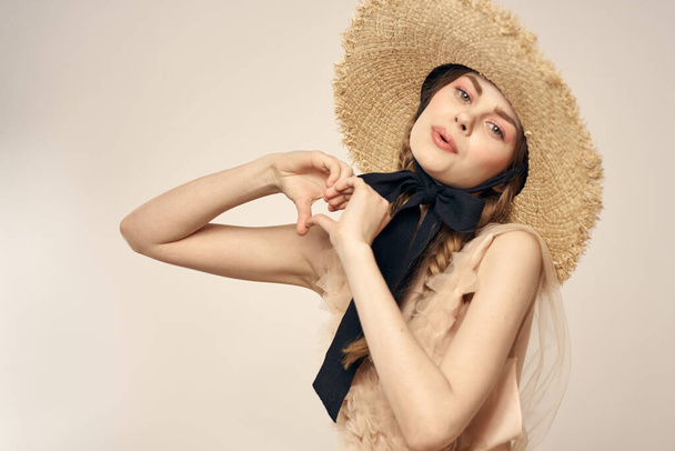 Romanttinen nainen hattu ja mekko kevyt tausta eleitä käsillään muotokuva hauskoja tunteita rajattu näkymä - Valokuva, kuva