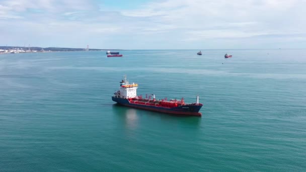 Gros plan Vue aérienne d'un pétrolier Méditerranée France, journée ensoleillée - Séquence, vidéo