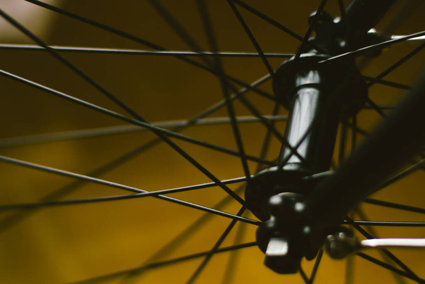 Μέρος του τροχού ποδηλάτων σε κίτρινο φόντο - Φωτογραφία, εικόνα