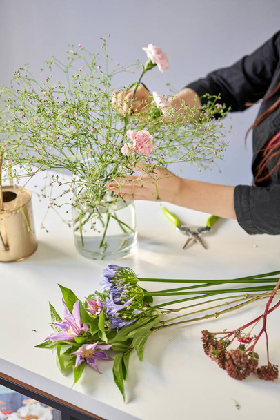 Bouquet 006, step by step installation of flowers in a vase. Flowers bunch, set for home. Fresh cut flowers for decoration home. European floral shop. Delivery fresh cut flower. - Foto, Imagem