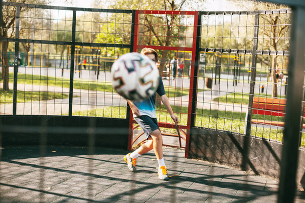 Πετώντας μπάλα κοντά στην περιοχή freestyle. Ο ποδοσφαιριστής παίζει με την μπάλα. Αθλητισμός, αναψυχή, προπόνηση, ελεύθερο στυλ - Φωτογραφία, εικόνα