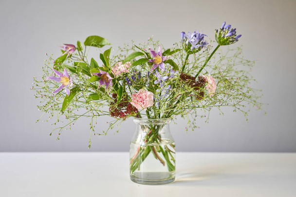 花束006,花瓶に花のステップバイステップのインストール.花の束は、家庭用に設定します。装飾家のための新鮮な切り花。ヨーロッパの花屋だ。新鮮な切り花を配達する. - 写真・画像