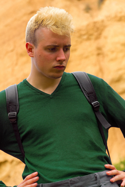 mladý muž s batohem - Fotografie, Obrázek
