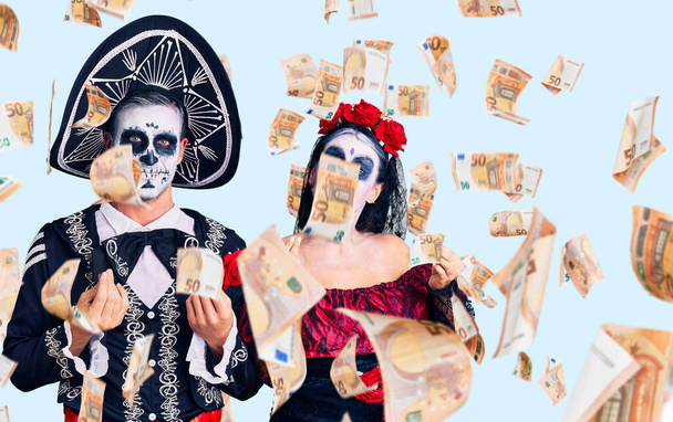 Nuori pari yllään meksikolainen päivä kuollut puku yli tausta tekee rahaa ele käsin, pyytää palkkaa, miljonääri liiketoimintaa - Valokuva, kuva
