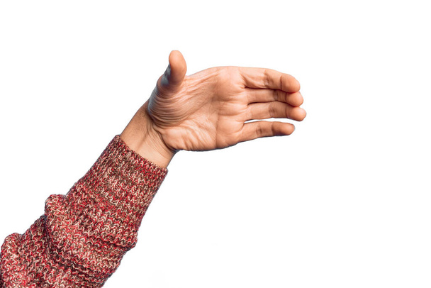 Valkoihoisen nuorukaisen käsi näyttää sormiaan valkoisella pohjalla pitäen näkymätöntä esinettä, tyhjä käsi leikaten ja tarttuen eleeseen. - Valokuva, kuva