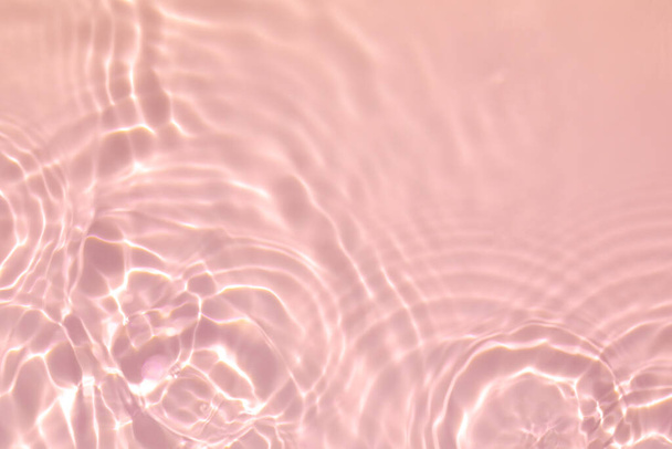Desenfocado. Primer plano de la textura transparente transparente transparente de la superficie del agua con salpicaduras y burbujas. Fondo de naturaleza abstracta de verano de moda. Ondas de color coral a la luz del sol. - Foto, Imagen