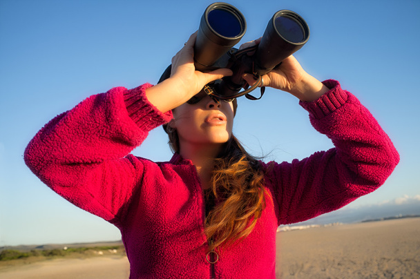 Mujer Ecologista Observando el Medio Ambiente con Prismáticos
 - Foto, imagen