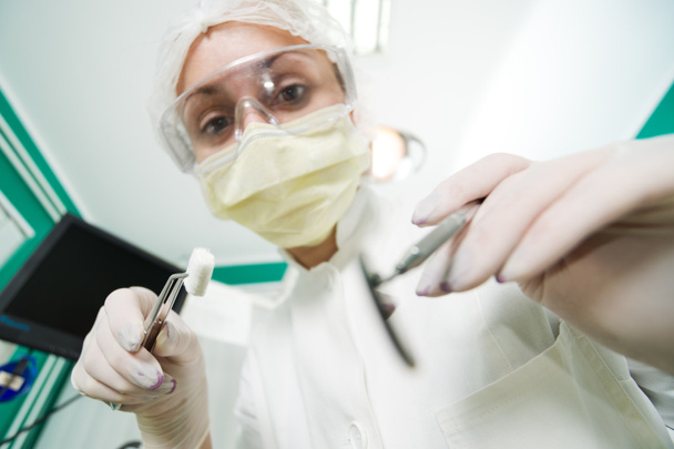Dentista trabalhando na perspectiva do paciente
 - Foto, Imagem