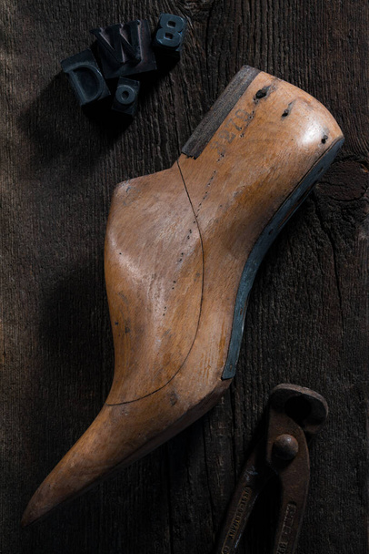  modelos de forma de madera para hacer zapatos con pinza en una mesa de madera - Foto, Imagen