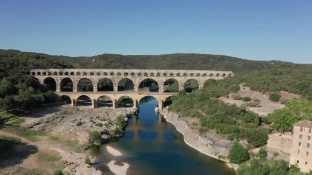 Pont du Gard, ancien pont de l'aqueduc romain, vue aérienne passant par une arche France - Séquence, vidéo