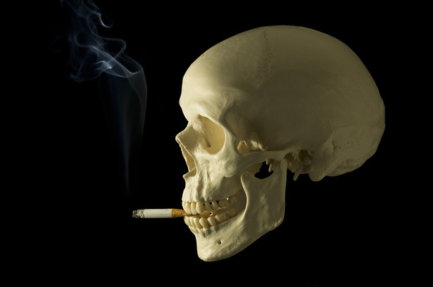 Cráneo con cigarrillo
 - Foto, Imagen