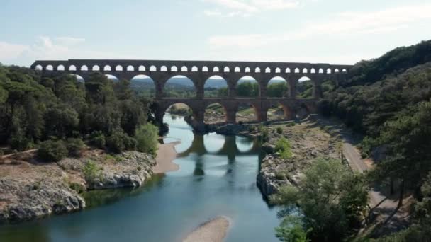 Tiro aéreo passando pelos arcos da Pont du Gard no dia ensolarado - Filmagem, Vídeo