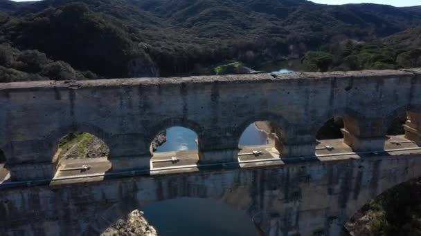 Vol aérien au-dessus du pont d 'aqueduc de basse altitude du Gard vieux ponts voûtés - Séquence, vidéo